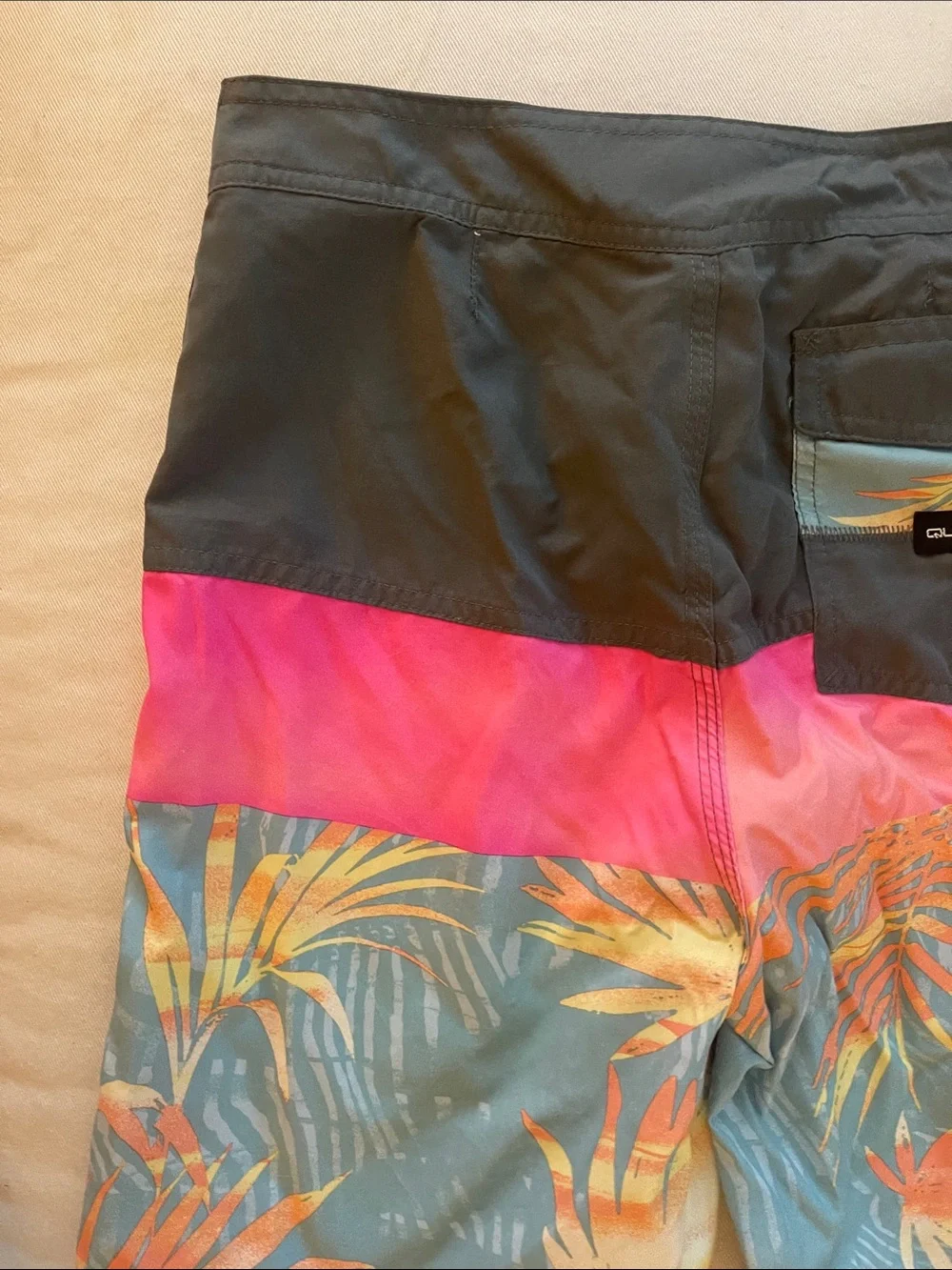 Quiksilver Size 28/14 Tropical Swim Trunks in Black, Pink & Teal